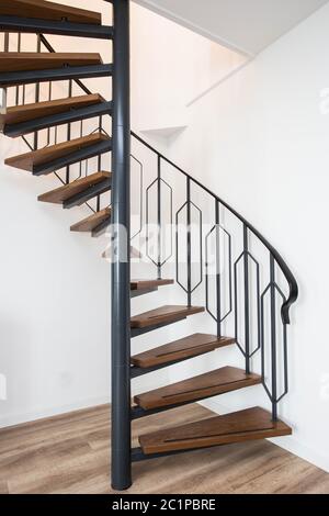 Close up d'un escalier extérieur en fer sur le côté d'une maison moderne avec mur blanc Banque D'Images