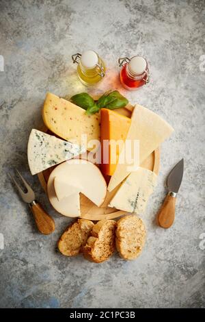 Différents types de fromage servi sur planche de bois rustique Banque D'Images