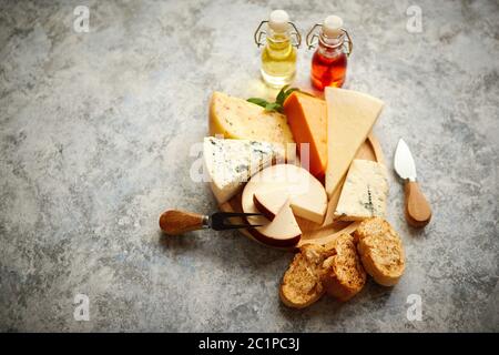 Différents types de fromage servi sur planche de bois rustique Banque D'Images