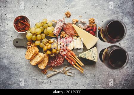 Des collations froides board avec les viandes, le raisin, le vin, différentes sortes de fromage Banque D'Images