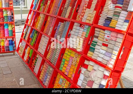 Rubans cadeaux et des frontières pour la vente à un décrochage du marché en Allemagne Banque D'Images