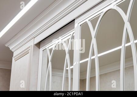 Portes-armoire à miroir coulissant avec décoration superposée. armoire blanche à miroir coulissant. Gros plan Banque D'Images