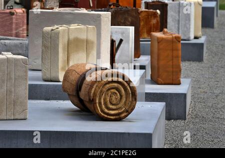 13 juin 2020, Bavière, Würzburg : des pièces stylisées de bagages se tiennent à un mémorial pour les Juifs déportés devant la gare principale. Les valises abandonnées sont destinées à symboliser la perte et la disparition des Juifs et de leurs communautés religieuses pendant l'ère nazie. Photo : Karl-Josef Hildenbrand/dpa Banque D'Images