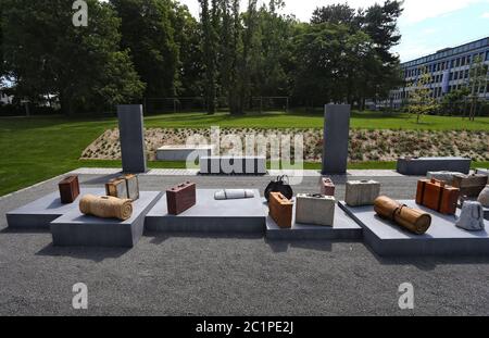 13 juin 2020, Bavière, Würzburg : des pièces stylisées de bagages se tiennent à un mémorial pour les Juifs déportés devant la gare principale. Les valises abandonnées sont destinées à symboliser la perte et la disparition des Juifs et de leurs communautés religieuses pendant l'ère nazie. Photo : Karl-Josef Hildenbrand/dpa Banque D'Images