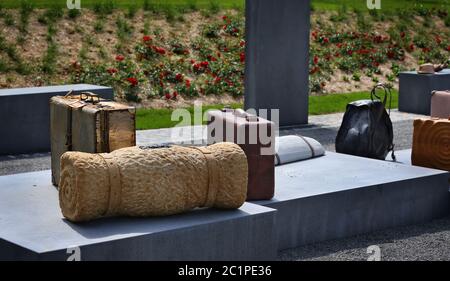 13 juin 2020, Bavière, Würzburg : des pièces stylisées de bagages se tiennent à un mémorial pour les Juifs déportés devant la gare principale. Les valises abandonnées sont destinées à symboliser la perte et la disparition des Juifs et de leurs communautés religieuses pendant l'ère nazie. Photo : Karl-Josef Hildenbrand/dpa Banque D'Images