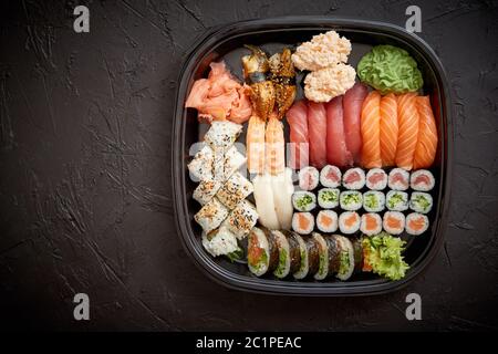 Différents types de sushi sur une assiette ou un plat set Banque D'Images