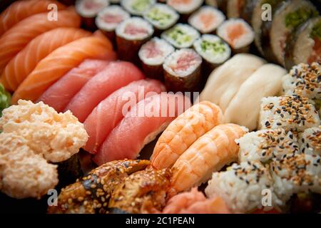 Close up de divers types de sushis préparés frais japonais. Banque D'Images