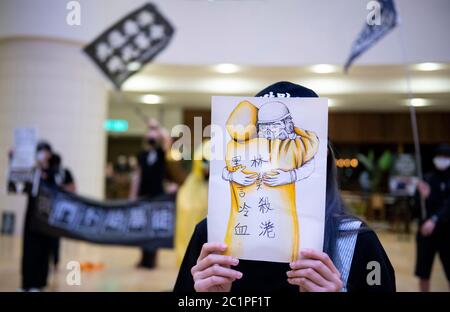 Hong Kong, Hong Kong, Chine. 15 juin 2020. Les manifestants occupent le Pacific place Mall à l'Amirauté de Hong Kong en chantant «˜Glory to Hong Kong » et en criant des slogans. Ils sont là pour commémorer la mort des premiers manifestants pour la démocratie il y a un an. Marco Leung est tombé à sa mort d'échafaudages devant le bâtiment le 15 juin 2019. Il est devenu connu comme l'homme imperméable. Crédit : Jayne Russell/ZUMA Wire/Alay Live News Banque D'Images