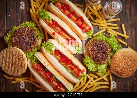 Hot dogs, hamburgers et frites. Composition de collations de restauration rapide Banque D'Images