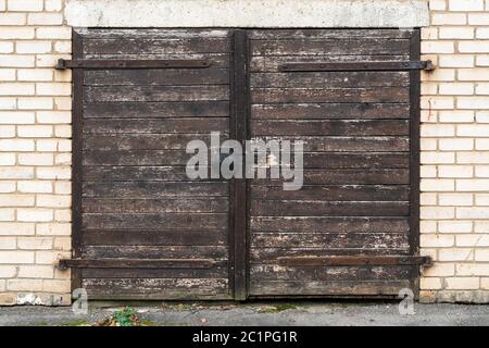 Ancienne porte de garage en bois avec cadenas Banque D'Images