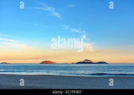 Îles de Cagarras dans la mer d'Ipanema Banque D'Images