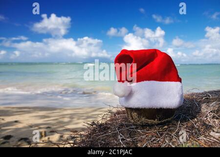 Chapeau du Père Noël sur la plage des caraïbes. Arrière-plan de Noël Banque D'Images