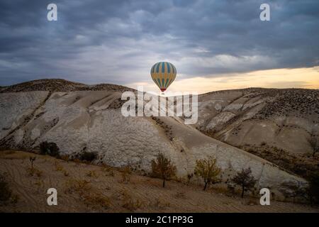 Montgolfière en Cappadoce, Turquie. Banque D'Images