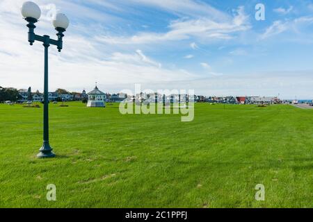 Ocean Park à Oak Bluffs, Martha s Vineyard, avec la rotonde dans le parc et les maisons victoriennes classiques qui encerclent le parc en arrière-plan. Banque D'Images