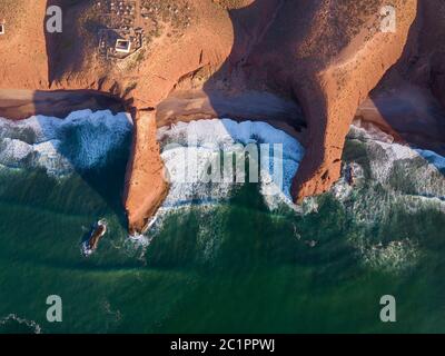 Vue de dessus sur la plage de Legzira avec des rochers voûtés Banque D'Images