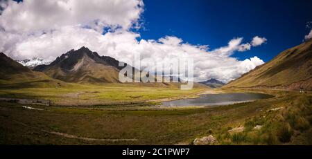 Vue panoramique sur la montagne des Andes au col de l'Abra la Raya, Puno, Pérou Banque D'Images