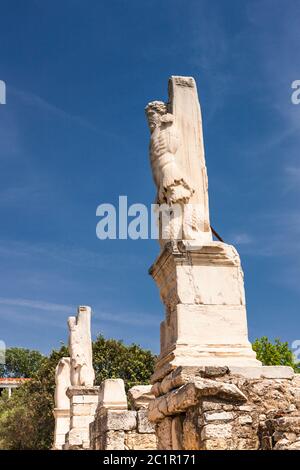 Statue de poisson de Tritons à queue, Odéon d'Agrippa, au centre de l'ancienne Agora, Athènes, Grèce, Europe Banque D'Images