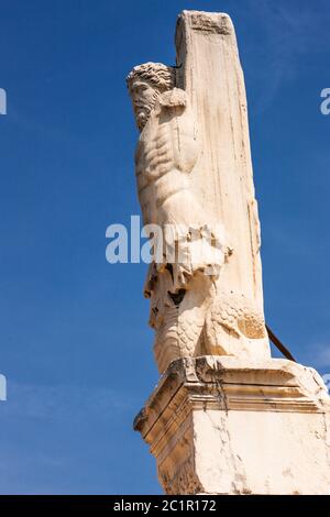 Statue de poisson de Tritons à queue, Odéon d'Agrippa, au centre de l'ancienne Agora, Athènes, Grèce, Europe Banque D'Images