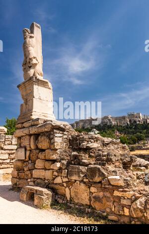 Statue de poisson de Tritons à queue, à Odéon d'Agrippa, au centre de l'ancienne agora, et Acropolis d'Athènes, Athènes, Grèce, Europe Banque D'Images