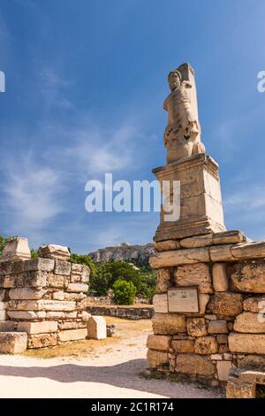 Statue de poisson de Tritons à queue, à Odéon d'Agrippa, au centre de l'ancienne agora, et Acropolis d'Athènes, Athènes, Grèce, Europe Banque D'Images