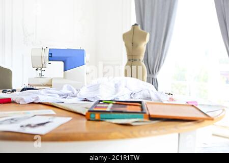Équipement de couture factice et autre dans le lieu de travail des desighers Banque D'Images