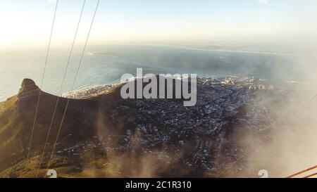 Aperçu rapide à travers les nuages sur la montagne de table, le Cap, Afrique du Sud Banque D'Images