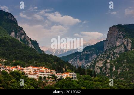 Matin Mont Olympe de la ville de Litochoro, Litochoro, Macédoine centrale, Grèce, Europe Banque D'Images