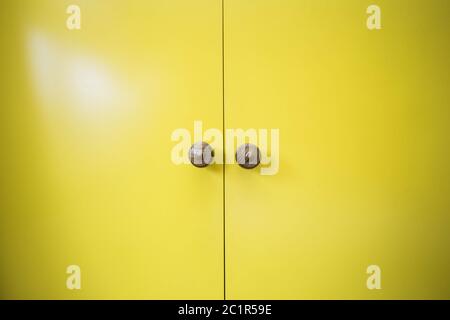 Moderne, propre nouvelles portes en bois jaune close-up Banque D'Images