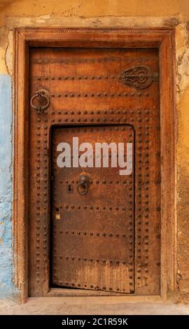 Ancienne porte de maison au Maroc Banque D'Images