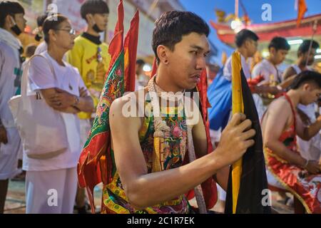 Se préparant pour le Festival végétarien (Festival des neuf dieux de l'empereur) dans la ville de Phuket, en Thaïlande, un Mah Song ou un médium spirituel se trouve en transe apparente Banque D'Images