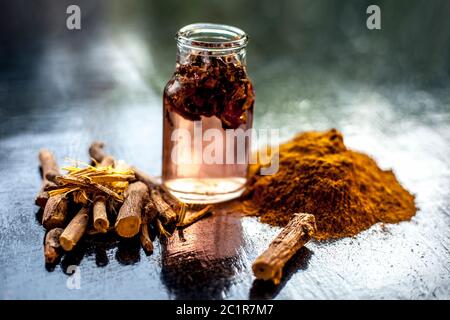 Pâte de plaie à guérison rapide composée d'herbes naturelles ayurvédiques, c'est-à-dire Revand chini bien mélangé avec de l'eau de rose et du miel. Photo de Revand chini Roots, po Banque D'Images