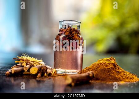 Pâte de plaie à guérison rapide composée d'herbes naturelles ayurvédiques, c'est-à-dire Revand chini bien mélangé avec de l'eau de rose et du miel. Photo de Revand chini Roots, po Banque D'Images