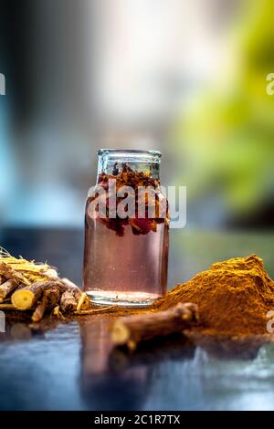 Pâte de plaie à guérison rapide composée d'herbes naturelles ayurvédiques, c'est-à-dire Revand chini bien mélangé avec de l'eau de rose et du miel. Photo de Revand chini Roots, po Banque D'Images