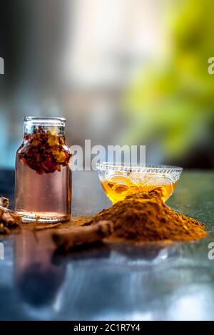 Pâte de plaie à guérison rapide composée d'herbes naturelles ayurvédiques, c'est-à-dire Revand chini bien mélangé avec de l'eau de rose et du miel. Photo de Revand chini Roots, po Banque D'Images