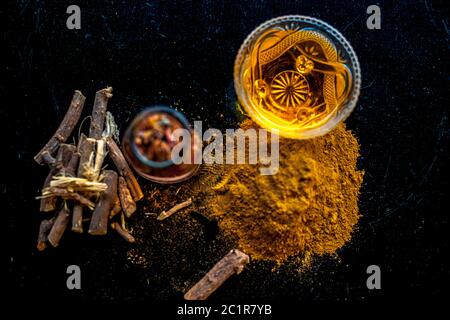 Pâte de plaie à guérison rapide composée d'herbes naturelles ayurvédiques, c'est-à-dire Revand chini bien mélangé avec de l'eau de rose et du miel. Photo de Revand chini Roots, po Banque D'Images