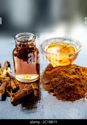 Pâte de plaie à guérison rapide composée d'herbes naturelles ayurvédiques, c'est-à-dire Revand chini bien mélangé avec de l'eau de rose et du miel. Photo de Revand chini Roots, po Banque D'Images