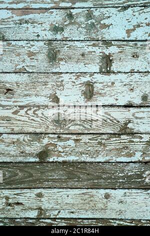 Image verticale du mur extérieur en bois abîmé d'une ancienne maison de campagne Banque D'Images