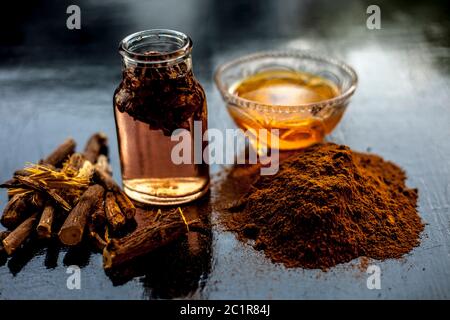 Pâte de plaie à guérison rapide composée d'herbes naturelles ayurvédiques, c'est-à-dire Revand chini bien mélangé avec de l'eau de rose et du miel. Photo de Revand chini Roots, po Banque D'Images