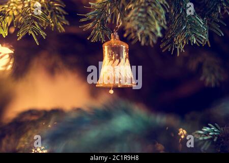 Close-up de décorations sur arbre de Noël pendant la période de Noël à la maison Banque D'Images