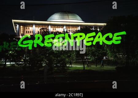 Séoul, Corée du Sud. 15 juin 2020. Le logo de Greenpeace est visible sur un écran hologramme devant le bâtiment de l'Assemblée nationale.le bureau de Greenpeace à Séoul a pris une performance hologramme pour exiger la 21e Assemblée nationale de la République de Corée une action immédiate pour la crise climatique au parc derrière le bâtiment de l'Assemblée nationale à Séoul. Crédit : SOPA Images Limited/Alamy Live News Banque D'Images