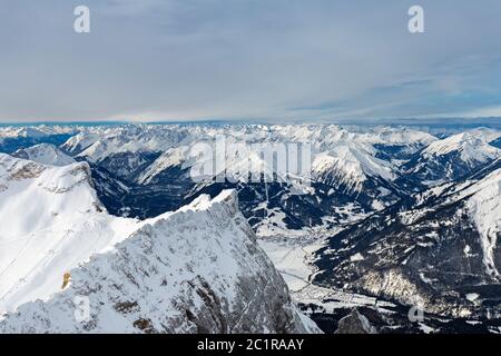 Vue depuis le sommet de la Zugspitze à Ehrwald au Tyrol Banque D'Images