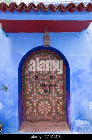 Porte aux couleurs très ouvragées dans la rue au Maroc Banque D'Images