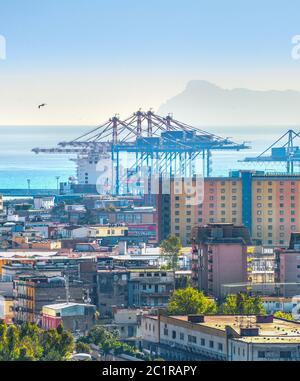 Paysage urbain aérien avec quartier du port Banque D'Images