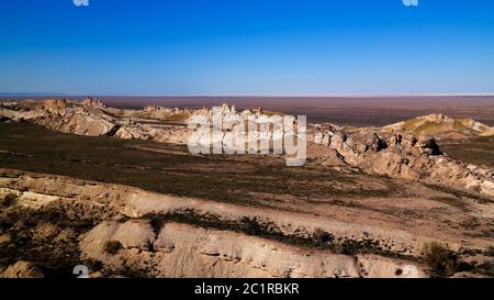 Vue panoramique sur la mer d'Aral depuis le plateau d'Ustyurt au coucher du soleil , Karakalpakstan, Ouzbékistan Banque D'Images