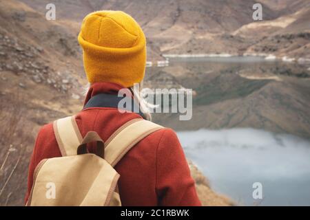 Gros plan de la petite fille voyageur à l'arrière-plan sur le lac dans les montagnes Banque D'Images