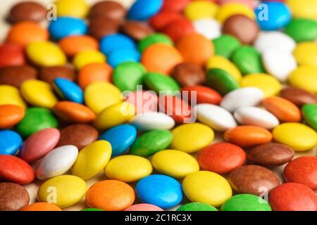 bonbons ronds de couleur dispersés sur la table en gros plan Banque D'Images