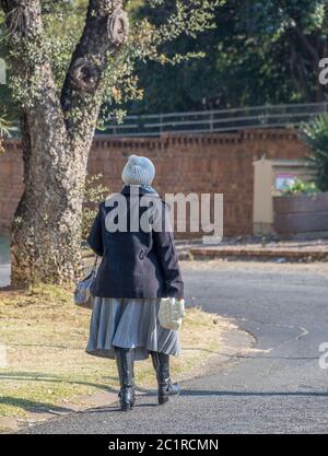 Alberton, Afrique du Sud - les travailleurs domestiques sont autorisés à retourner au travail au niveau 3 de l'image de verrouillage national Covid-19 en format vertical Banque D'Images