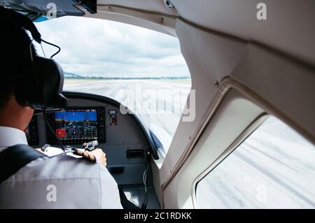 Avion de commande pilote avec joystick dans le cockpit de pilote pendant un vol avec un petit avion commercial. Décollage avec piste. Banque D'Images