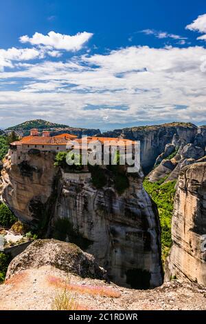 Meteora, Monastère de Varlaam, sur d'énormes colonnes de roche, formation naturelle de roche, Kalabaka, Thessalie, Grèce, Europe Banque D'Images