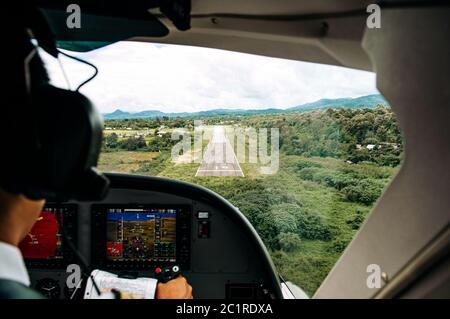 Pilotes dans le cockpit pendant un vol avec un avion commercial. Atterrissage avec piste d'atterrissage dans la vallée. PAI, Thaïlande. Banque D'Images